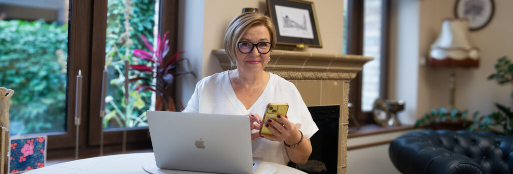 Agnieszka Rajs-Glazar ekspert w terapii dzieci w spektrum autyzmu z komputerem podczas pracy